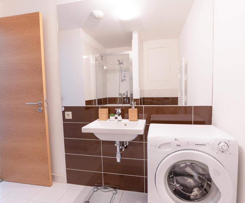 Ferienwohnung Panoramaview/31Thfloor!/Luxury/Wifi/Parking Pressburg Exterior foto