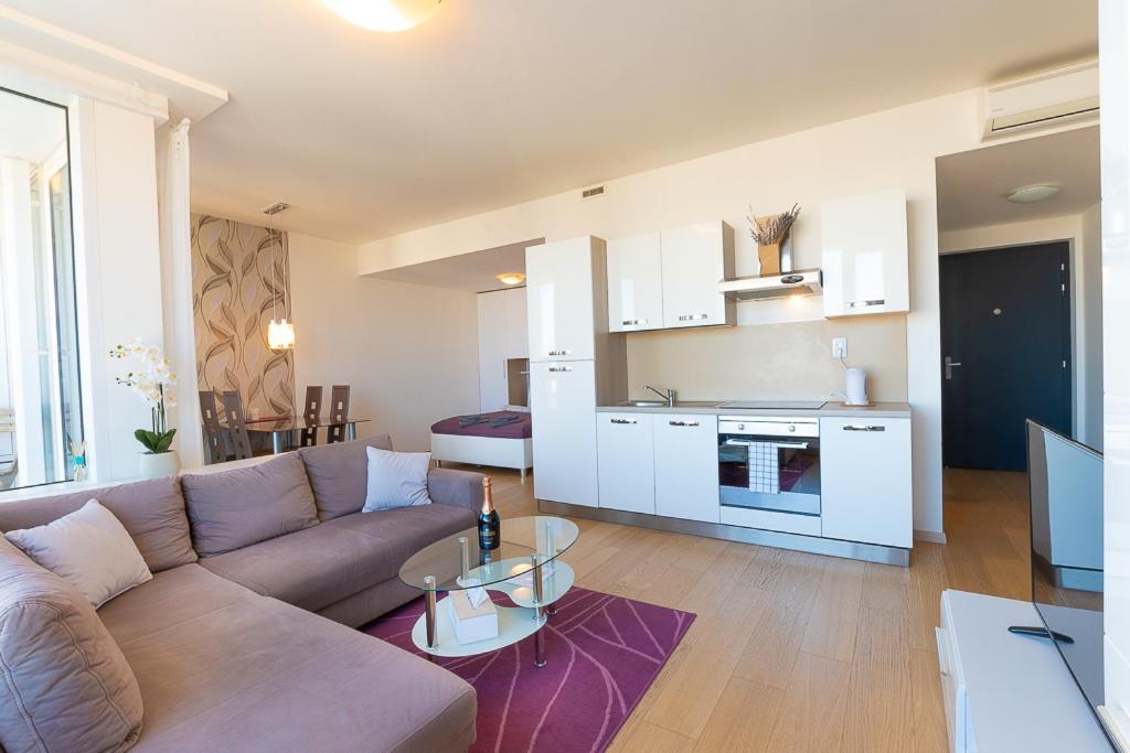 Ferienwohnung Panoramaview/31Thfloor!/Luxury/Wifi/Parking Pressburg Exterior foto